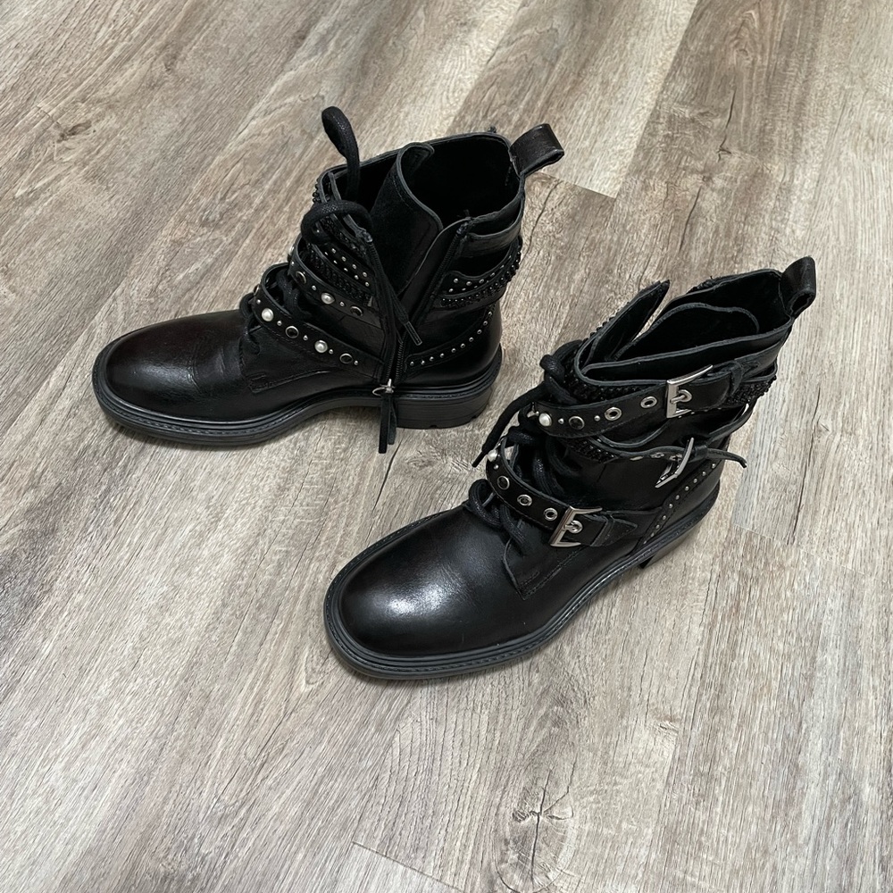 Combats boots never worn excellent condition